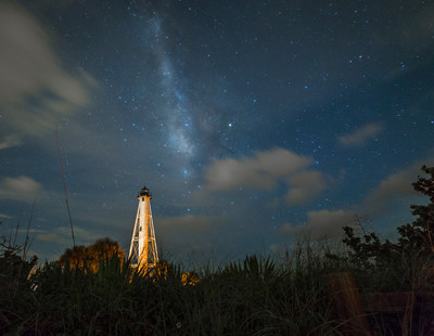 Milky_way_over_lighthouse_at_Boca_Grande